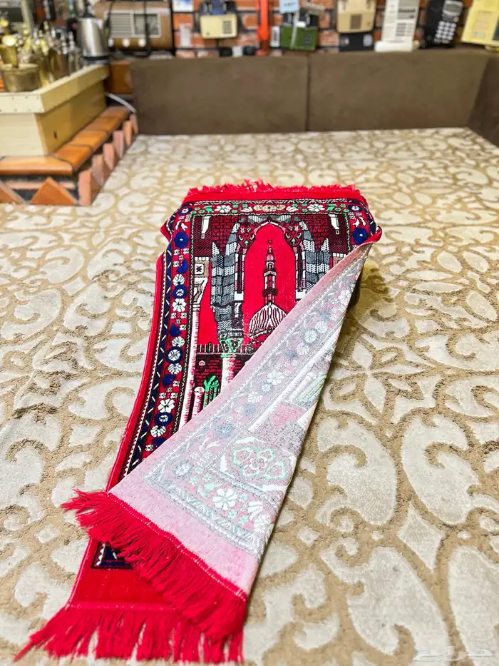 سجادة صلاة لون احمر قديمة تراثية 2