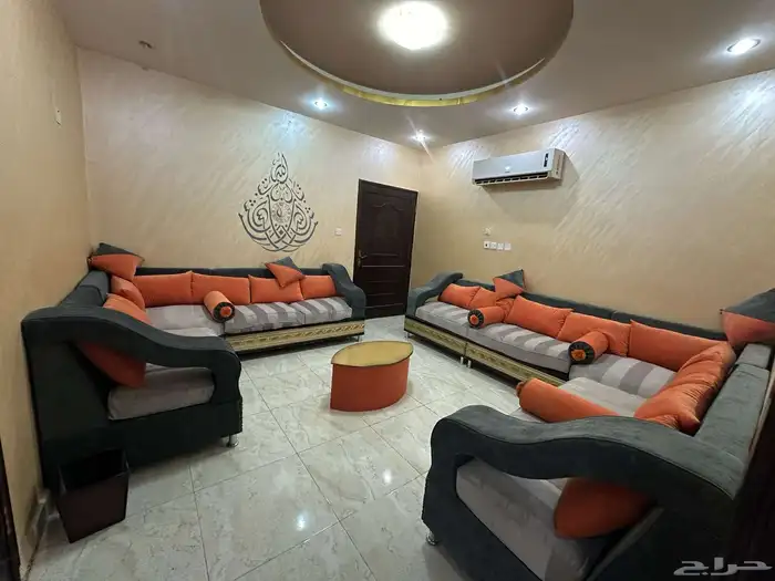 مجلس بحالة جيدة مكون من سبع قطع 0