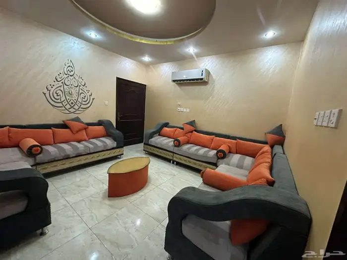 مجلس بحالة جيدة مكون من سبع قطع 2