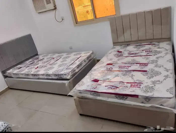 سرير نفر ونص و سرير حديد و دولاب ملابس في 12