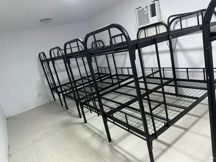 سرير نفر ونص و سرير حديد و دولاب ملابس في 3