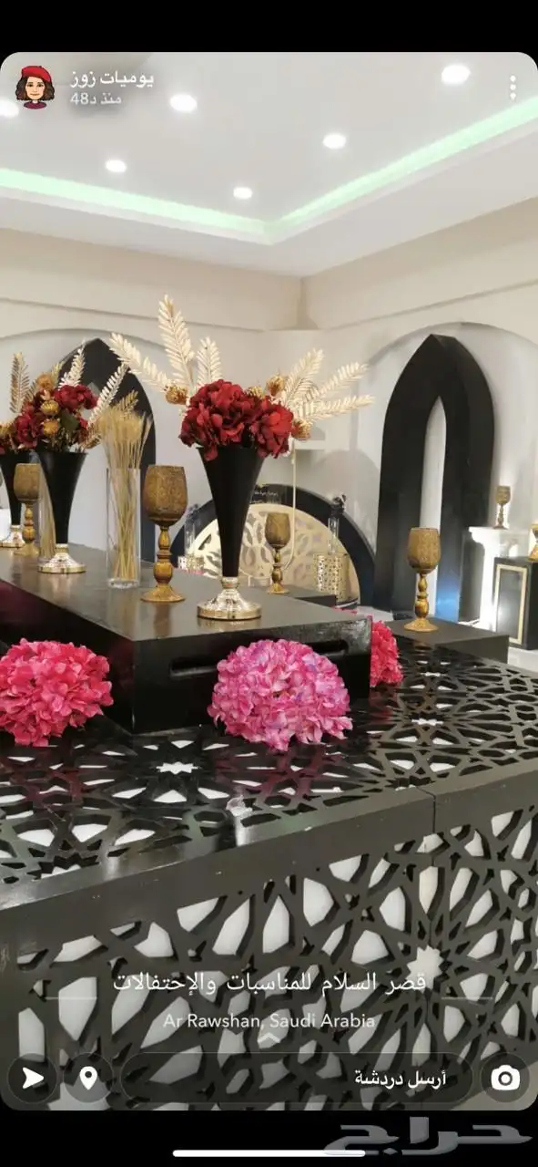 كراسي اكريلك وورد صناعي وتحف وفازات 6