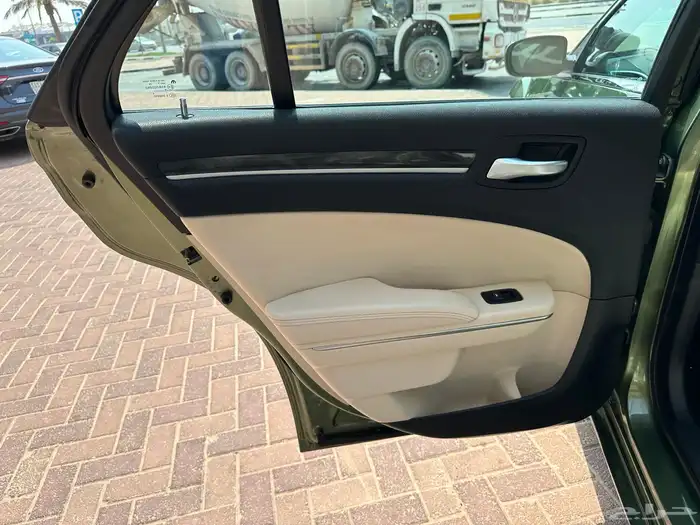 كريزلر 2018 V6 300C فل 17