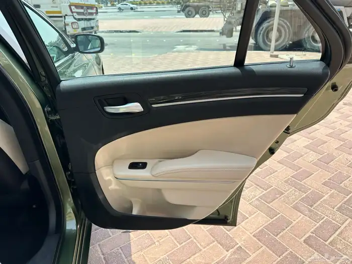 كريزلر 2018 V6 300C فل 24