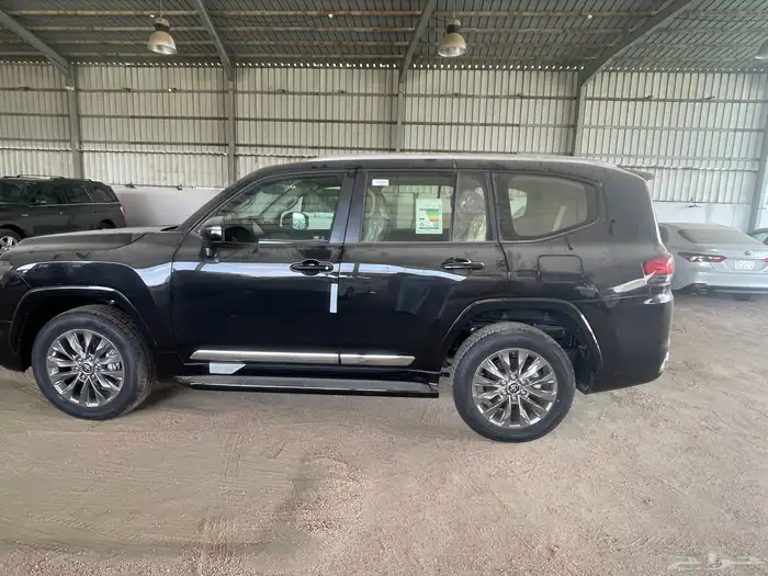 جيب لاندكروزر اسود GXR 3 2024 اصفار سعودي (تم البيع) 6