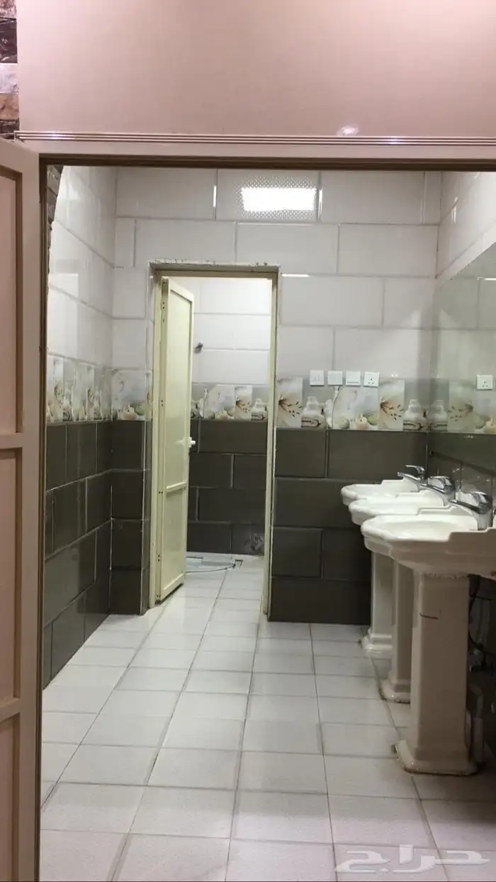 ((استراحة حي الراشدية 2 )) ويوجد ((استراحة ثانية في الحساني) 12