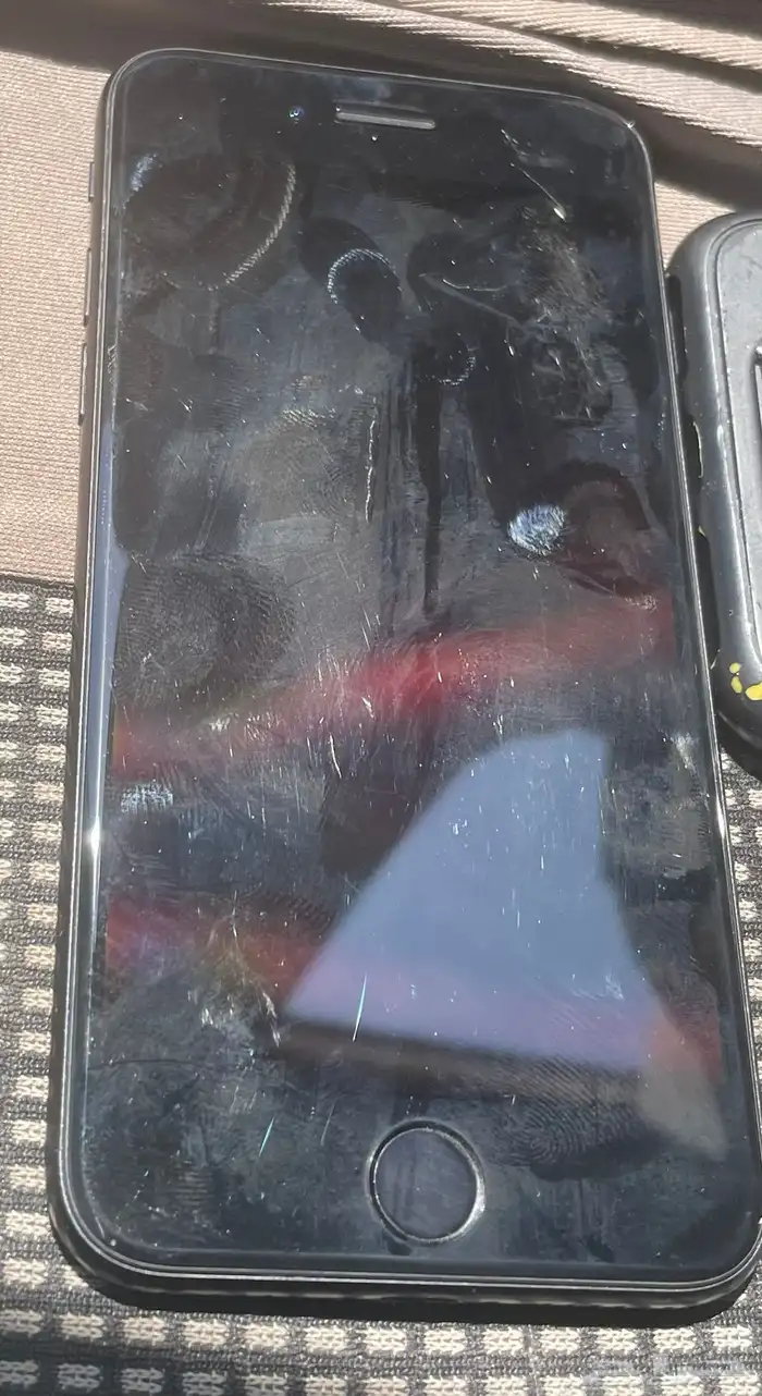 جوال ايفون للبيع 3