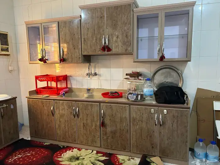 للبيع دواليب مطبخ المنيوم ورخام صناعي تقريبا 7 م 0