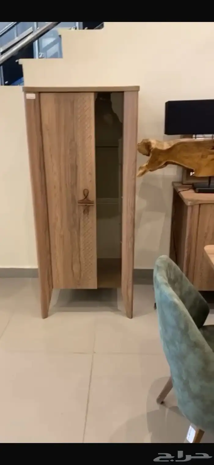 طاولة طعام مع البوفية والكراسي والمراية وطاولة جانبية 2