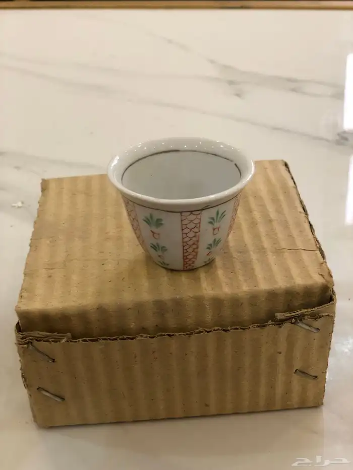 فناجيل قديمة وشراشف و امشاط قديمة 1