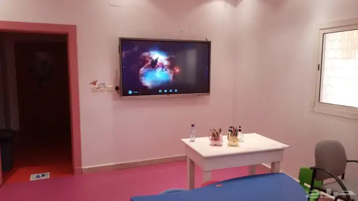 شاشات تفاعليه. سبورات ذكية. بررجكتورات. 3