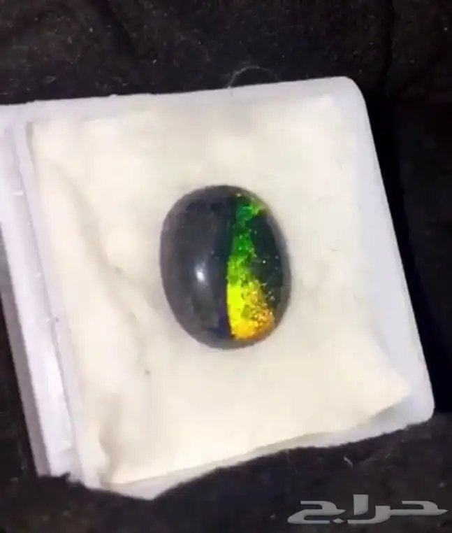 حجر اوبال أسود متلاعب بالالوان 0