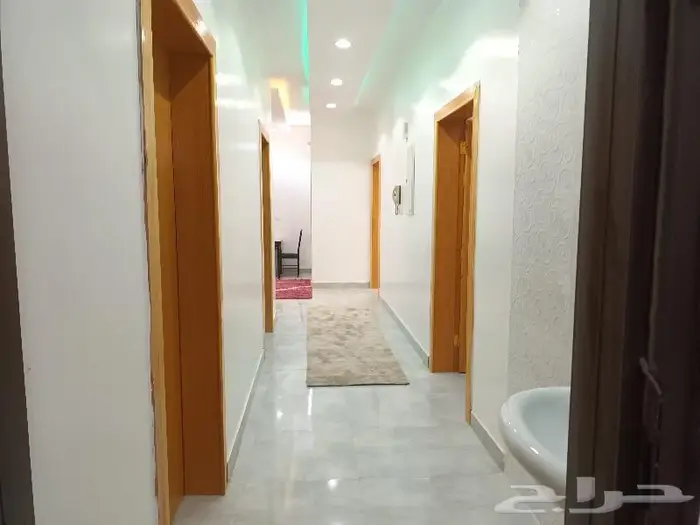 شقة مفروشة جديدة غرب حديقة المطار وممشى الروضة 21