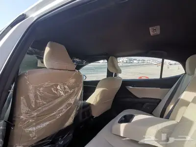 كامري LE فتحة بنزين ابيض لؤلؤي سعودي 2025 19
