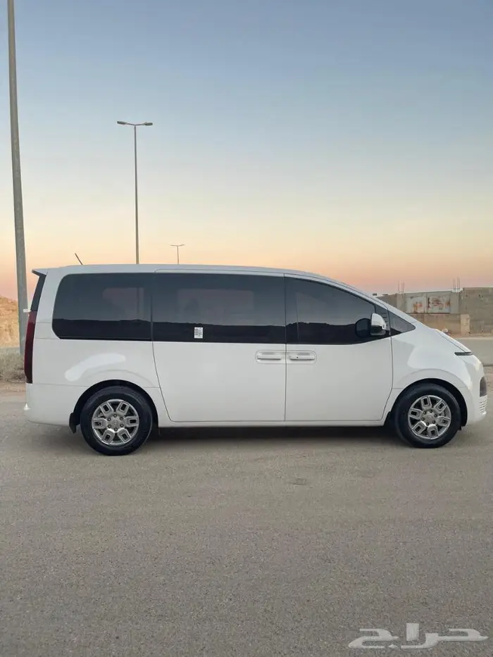 هونداي ستاريا 2023 ابيض ديزل 2