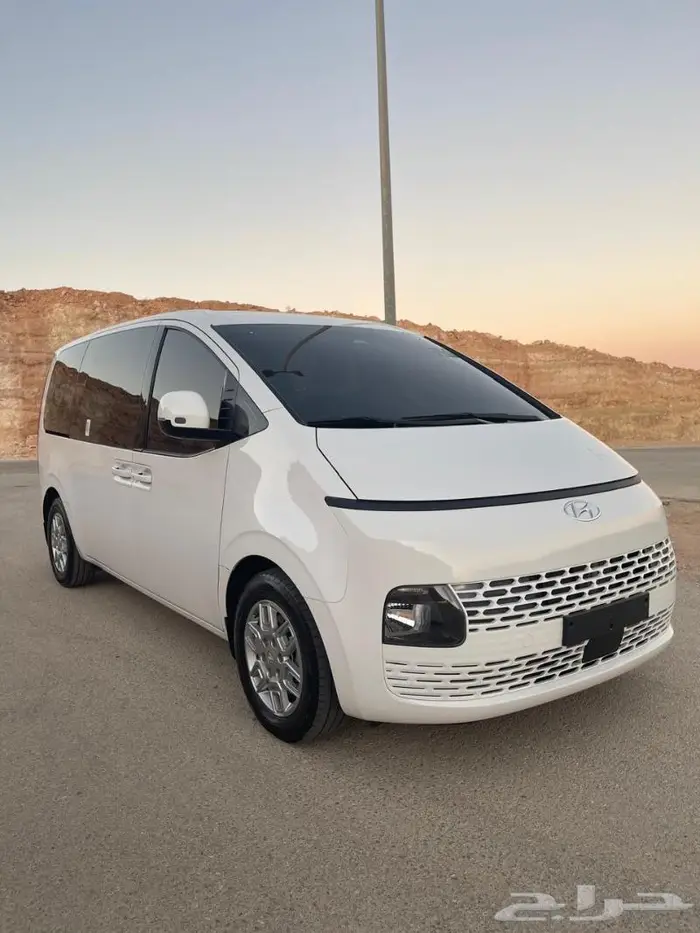 هونداي ستاريا 2023 ابيض ديزل 1