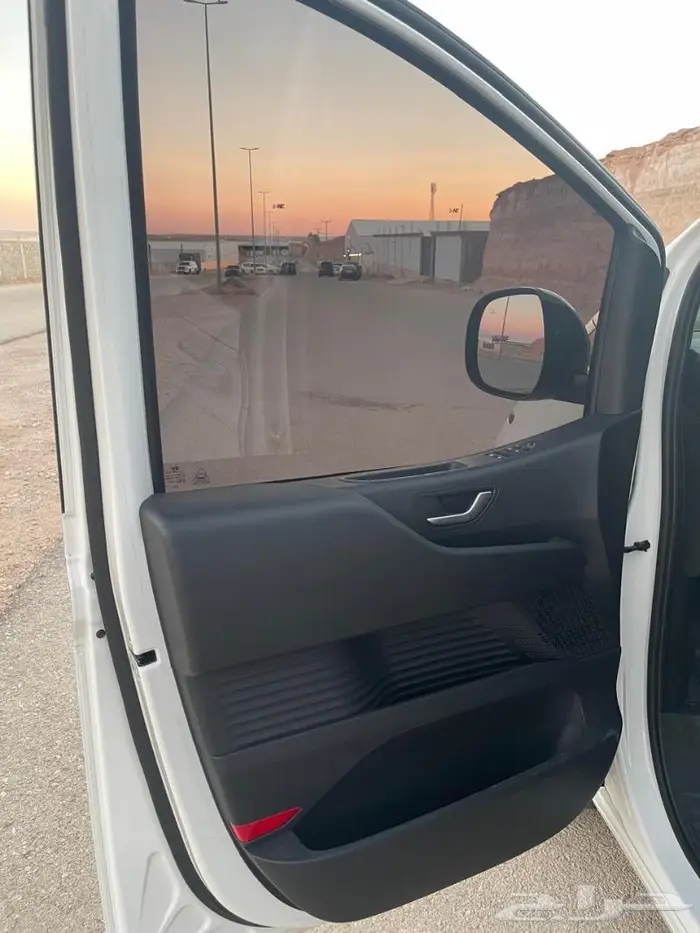هونداي ستاريا 2023 ابيض ديزل 18