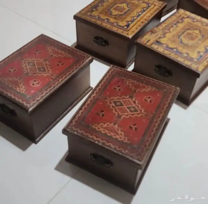 مجسمات على شكل ابواب نجدية قديمة 3