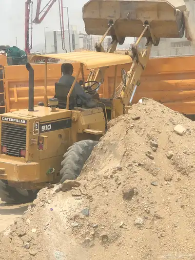 شيول وقلاب لأعمال الحفر والتسوية والترحيل 0