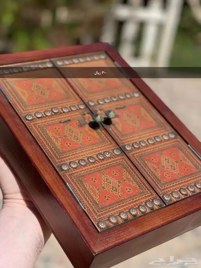 مجسمات على شكل ابواب نجدية قديمة 1