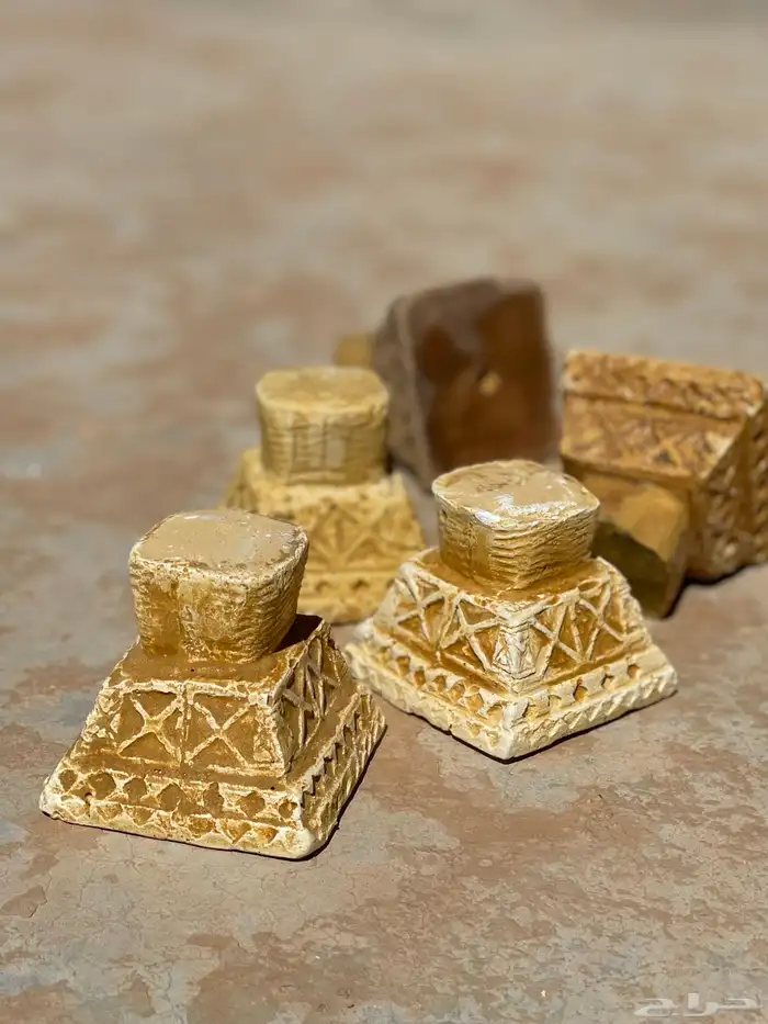 مجسم صغير على شكل نقيره نجدية وبعض التراثيات 1