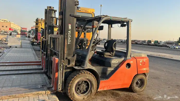 رافعة شوكية 10 طن سفتي كامل للإيجار متوفر 3 حبات اجار 3