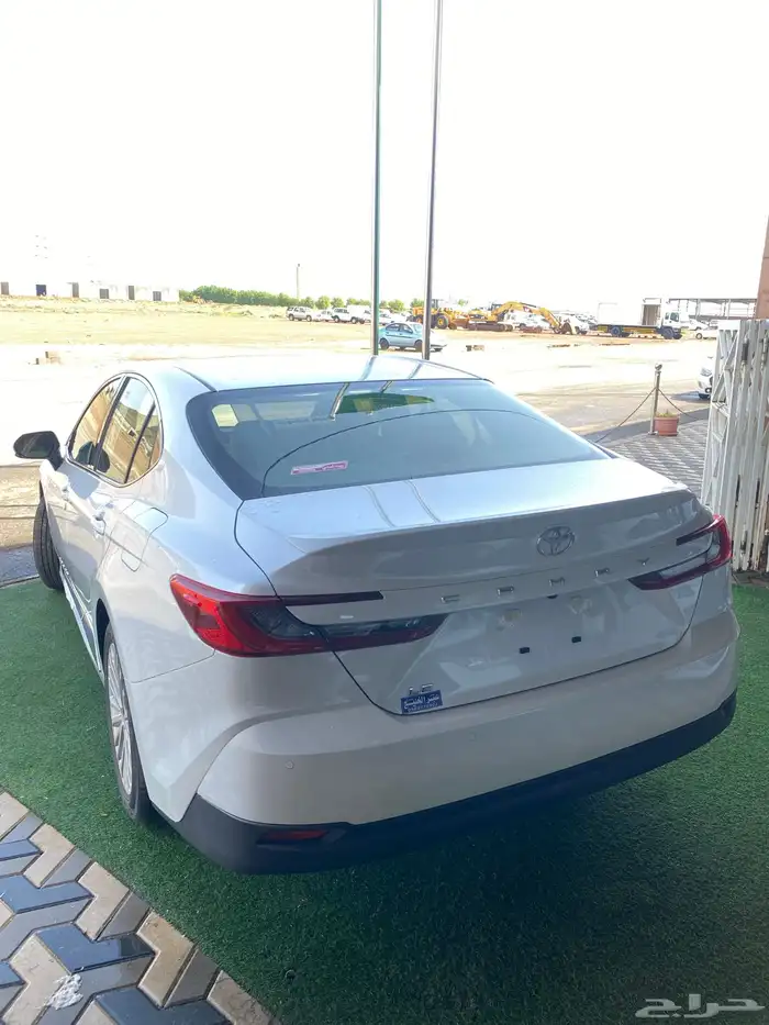 كامري 2025 ابيض LE بنزين 8