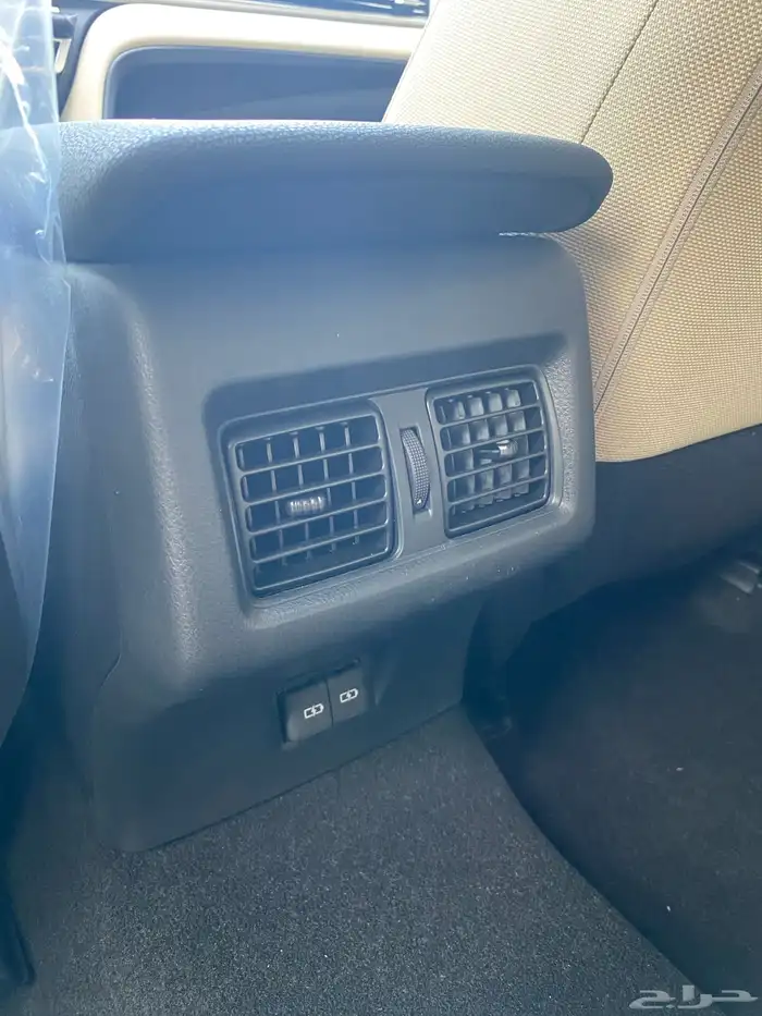 كامري 2025 ابيض LE بنزين 10