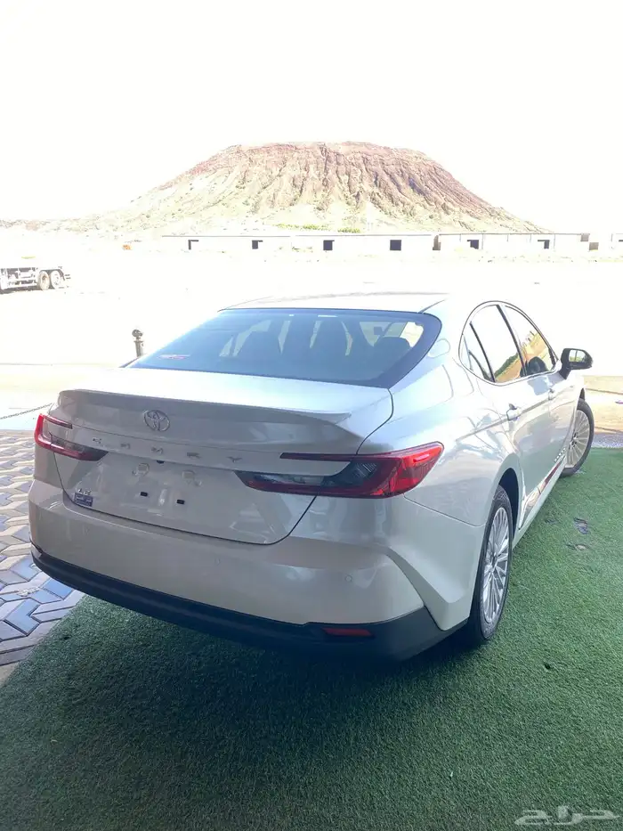 كامري 2025 ابيض LE بنزين 7