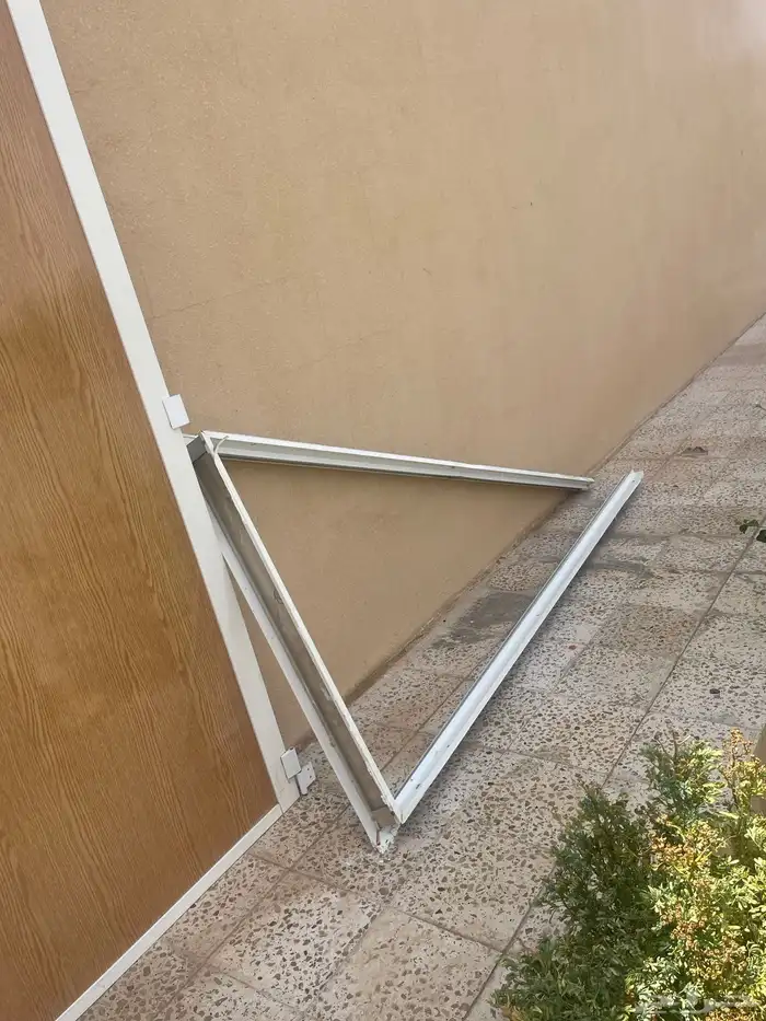 باب المنيوم نظيف مع الحلق 2