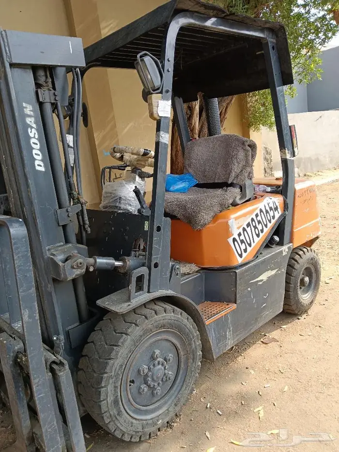يوجد لدينا رافعه شوكيه سكينه للايجار يومي أسبوعي شهري 0