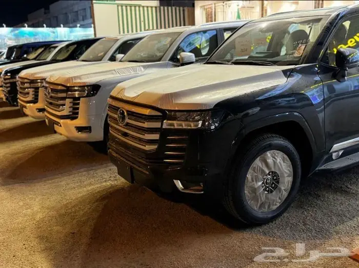 ايجار سيارات فخمه وعائليه باليوم وبالساعه 12