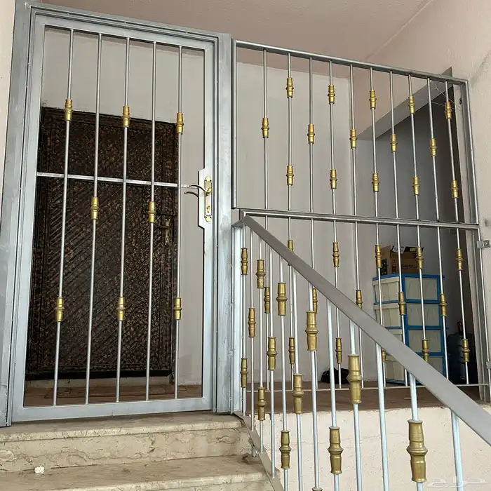 باب مع حاجز حماية حديد للدرج للبيع 1