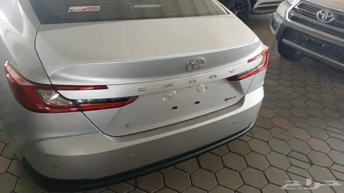 كامري 2025 E ستاندر لون فضي هايبرد 3