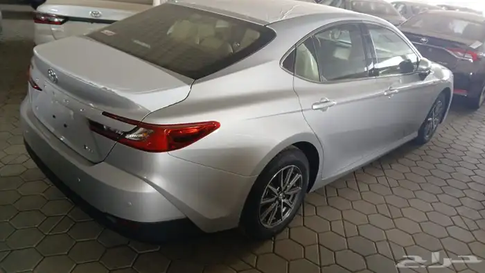 كامري 2025 E ستاندر لون فضي هايبرد 4