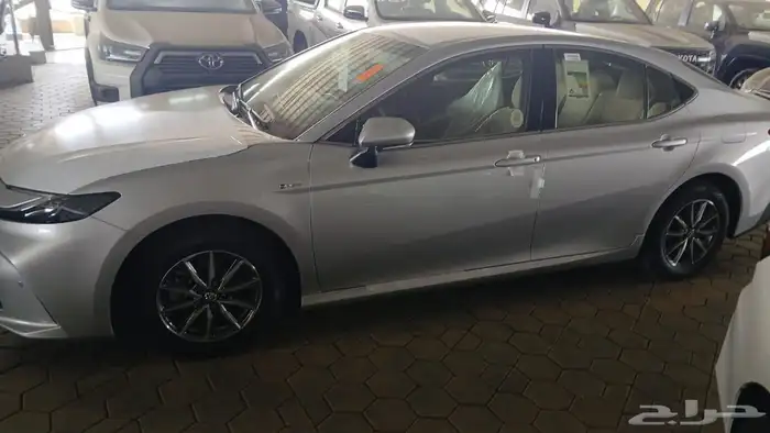 كامري 2025 E ستاندر لون فضي هايبرد 1