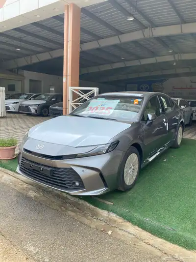 كامري 2025 LE نص فل رمادي 2