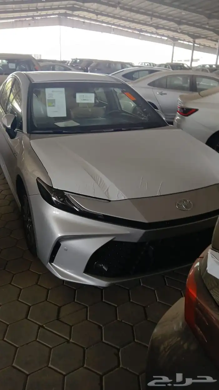 كامري 2025 E ستاندر لون فضي هايبرد 2