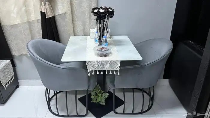 طاوله مع 4كراسي كبار 4
