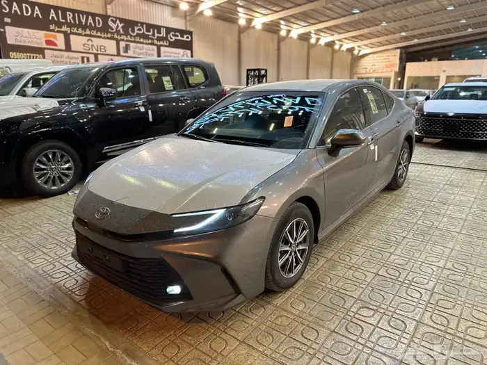 تويوتا كامري E بنزين 2025 0