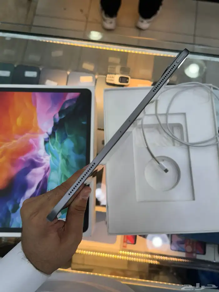 آيباد برو الجيل ال4 2020 128 قيقاء مع كرتونه وكااامل اغراض 6