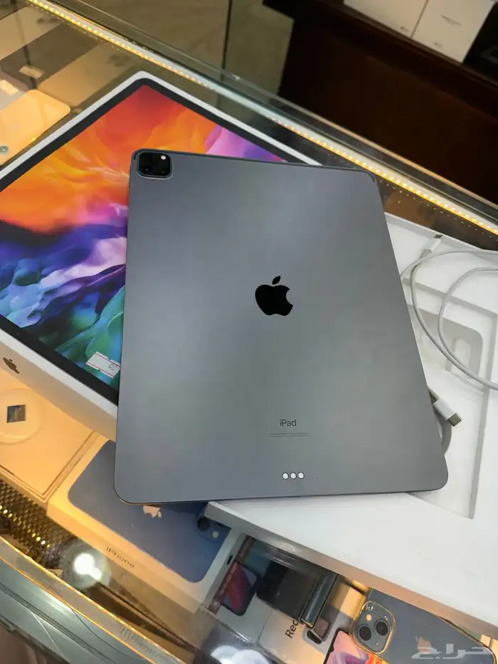 آيباد برو الجيل ال4 2020 128 قيقاء مع كرتونه وكااامل اغراض 0