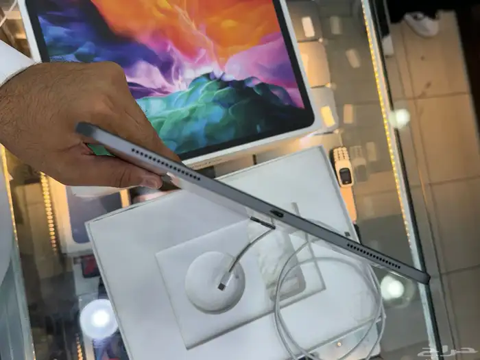 آيباد برو الجيل ال4 2020 128 قيقاء مع كرتونه وكااامل اغراض 5