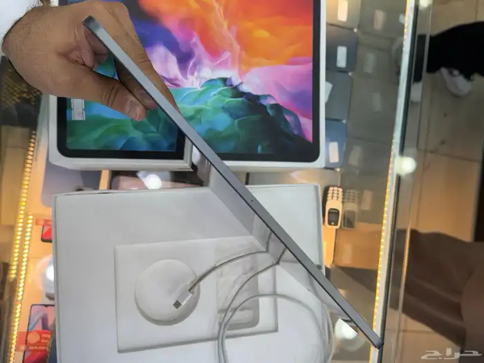 آيباد برو الجيل ال4 2020 128 قيقاء مع كرتونه وكااامل اغراض 3