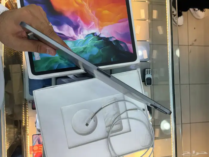 آيباد برو الجيل ال4 2020 128 قيقاء مع كرتونه وكااامل اغراض 4