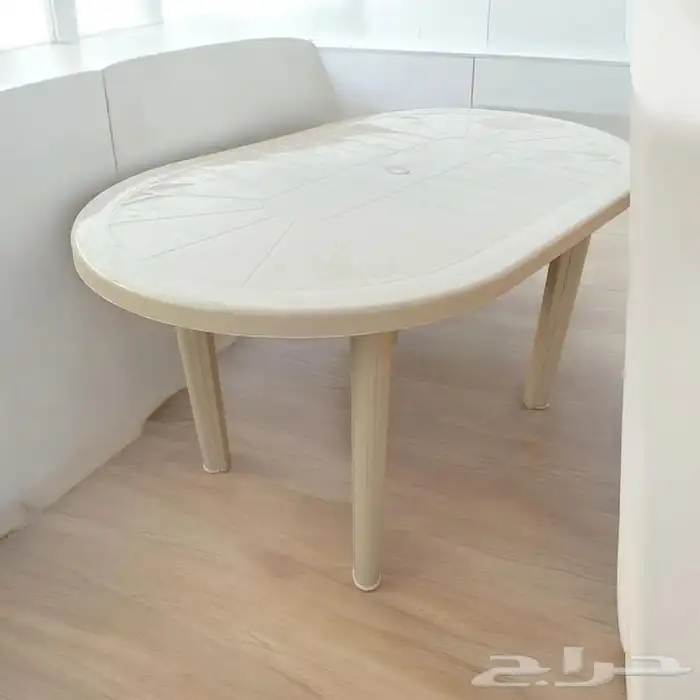 طاولة وأشياء أخرى 1