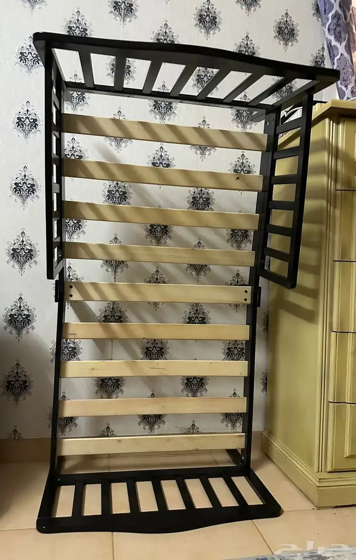 سرير من إيكيا 0