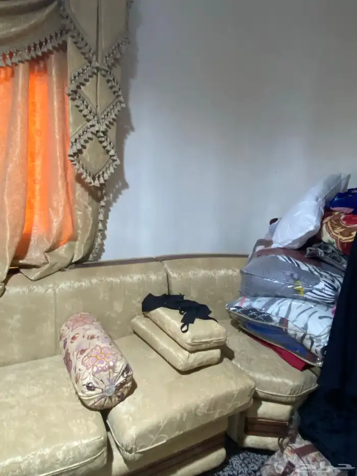 كنب حرف L مع 3 ستائر 2