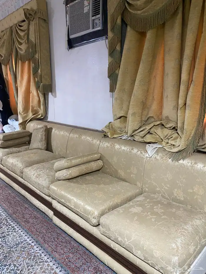 كنب حرف L مع 3 ستائر 3