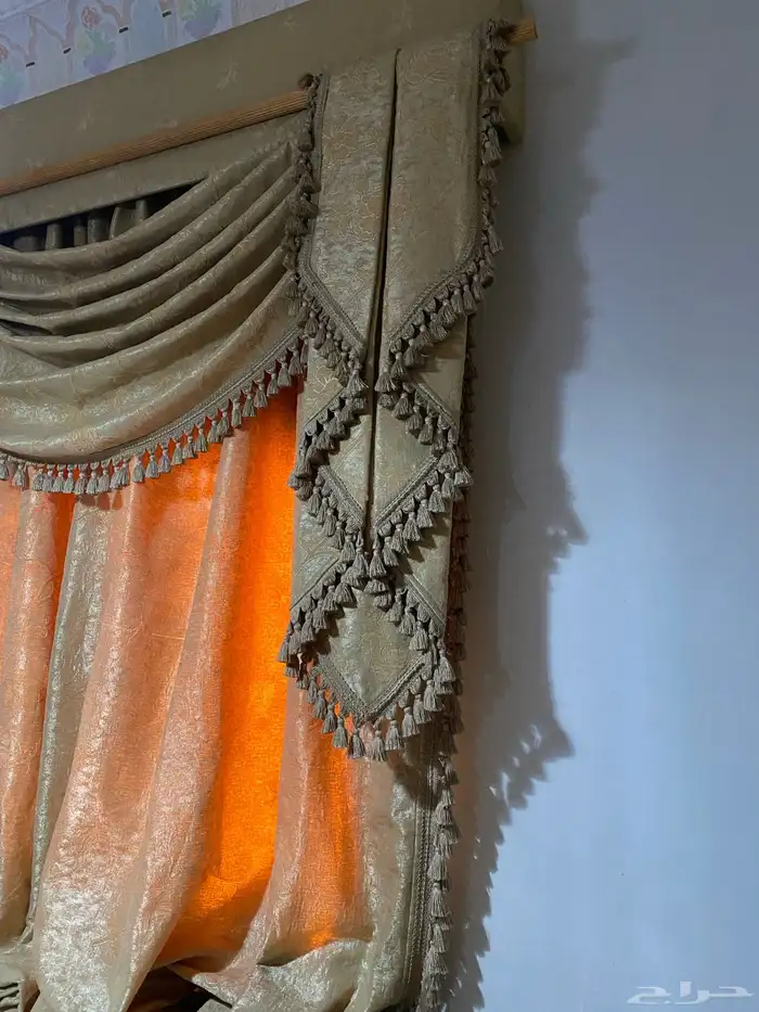 كنب حرف L مع 3 ستائر 6